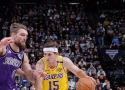 浓眉哥绝杀时刻，詹姆斯点燃赛场，雄鹿迎来胜利！